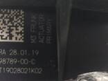 Кронштейн привода замка капота электрического левого закрытия Tesla model 1098789-00-D