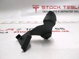Накладка декоративная петли капота правый Tesla model 3 1112072-00-A - фото 1