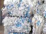 Mājdzīvnieku sagatavju maisījuma krāsa (pudele) lielajā maisā, lūžņos — plastmasas atkritumi otrreizējai pārstrādei. - фото 3